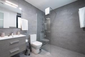A bathroom at APARTAMENTOS BLUE EYES