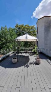 una mesa con una sombrilla blanca en el patio en Designer Apartments, en Viena