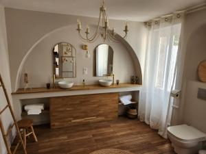 ein Badezimmer mit 2 Waschbecken und einem Spiegel in der Unterkunft LE ZOLA in Bourges