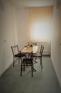 um quarto com uma mesa e cadeiras e uma janela em Casa de sus em Brasov