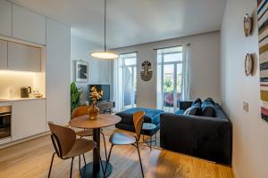 - un salon avec un canapé et une table dans l'établissement Nomads Lux - 1BDR Almada Cool, à Porto