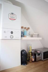 a kitchen with a microwave and a counter top at Spacious 1 bedroom apartment in Leicester