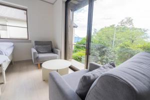 Predel za sedenje v nastanitvi オザッキー大室高原９丁目