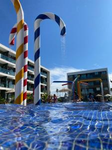 einen Pool in einem Resort mit einem Wasserpark in der Unterkunft Mana Beach Ohana 208 in Ipojuca