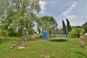 einen Park mit Schaukel und Spielplatz in der Unterkunft Chambre d'hôtes L'altitude - Domaine la Rose des vents in Castelnau-sur-lʼAuvignon