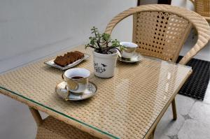 Set per la preparazione di tè e caffè presso MOYDOM Private Ensuite with Shared Balcony & Kitchen
