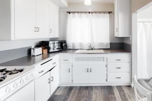 Kuchyň nebo kuchyňský kout v ubytování 3009 Ocean St Unit C & D Amazingly Convenient Oceanfront Condo Close to Everything with WiFi