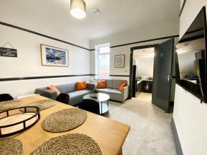 sala de estar con 2 mesas y sofá en 4 Fairfield Terrace, Pelaw, en Gateshead