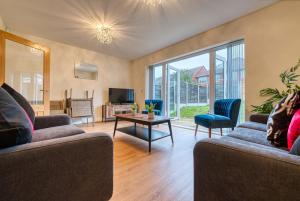 Sala de estar con 2 sofás y mesa en K Suites - The Villas, en Birmingham