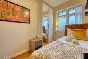 1 dormitorio con 1 cama y 2 ventanas en K Suites - The Villas, en Birmingham