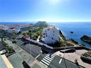 una vista aérea de una ciudad y el océano en Luxury Los Gigantes Apartment, en Puerto de Santiago