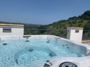 een jacuzzi op het balkon bij Casa di Peppino in Città Sant'Angelo