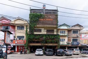 ein Gebäude mit davor geparkt in der Unterkunft Urbanview Hotel 58 Bintaro by RedDoorz in Pondoklang