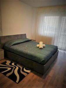 um quarto com uma cama com uma cama tufada sidx sidx em Casa de sus em Brasov