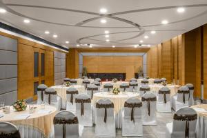Restaurace v ubytování Ginger Kochi MG Road + 37 fotografií