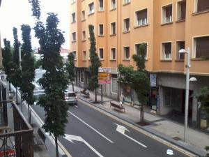 een uitzicht op een stadsstraat met een gebouw bij Pensión Gema in Irún