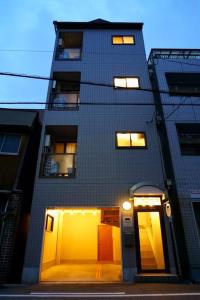 un edificio alto con una puerta delante en Liaison Court Universal Gateway - Free Parking en Osaka