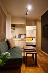 - un salon avec un canapé et une table dans l'établissement Liaison Court Universal Gateway - Free Parking, à Osaka