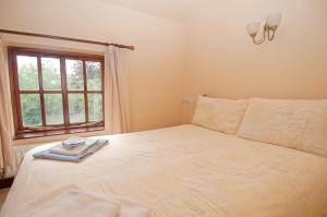 A bed or beds in a room at Hopley House Bed & Breakfast 