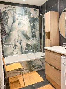 タロワールにあるLe Loft à deux pas du Lacのバスルーム(シャワー、葉の壁画付)