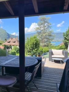 タロワールにあるLe Loft à deux pas du Lacのパティオ(テーブル、椅子付)の景色を望めます。