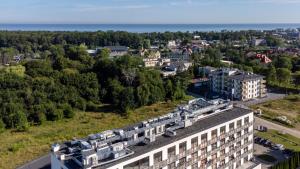 una vista aérea de un edificio de una ciudad en Ferry Resort, en Mielno