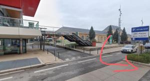 Czerwona wstążka jest na ulicy miejskiej w obiekcie n 3 en face de la gare petite w mieście Roanne