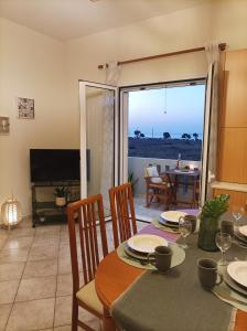 Μια τηλεόραση ή/και κέντρο ψυχαγωγίας στο Seaview Apartment