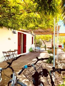 een fiets geparkeerd voor een huis bij Casa Palane in Marina Serra
