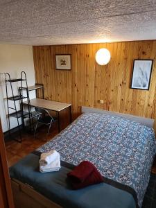 Tempat tidur dalam kamar di la petite chambre