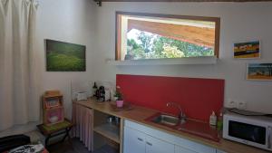 cocina con fregadero y ventana en Les Barrerres, en Hontanx