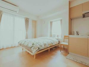 大阪302/大阪人气景点黑门市场步行1分钟、日本桥，难波，心斋桥、道顿堀都在步行圈内的卧室里有一张床和一把椅子