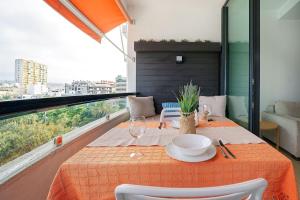 una mesa con un plato en el balcón en Estudio con terraza vista mar, en Las Palmas de Gran Canaria