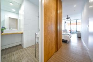 Un baño con lavabo y una cama en una habitación. en Estudio con terraza vista mar, en Las Palmas de Gran Canaria 48 fotos más