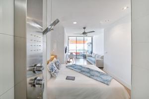 1 dormitorio blanco con 1 cama en una habitación en Estudio con terraza vista mar, en Las Palmas de Gran Canaria