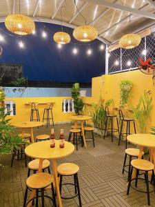 Restoran ili neka druga zalogajnica u objektu Saigon Authentic Hostel - Cozy Rooftop, Family Cooking Experience, FREE Walking Tour, Vietnamese Breakfast & Gym