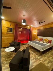 Un pat sau paturi într-o cameră la Rumourss Sky Villa & Resort