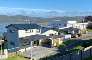 una vista aerea di una casa con ombrello di De View a Knysna