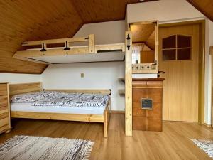 ein Schlafzimmer mit einem Etagenbett in einer Hütte in der Unterkunft Privát NA CHALUPE Partizánska Ľupča 649 in Partizánska ľupča