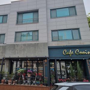 um grande edifício com uma empresa de café assinar nele em Cooing em Chuncheon