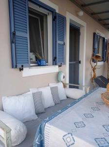 porche con almohadas y balcón con cama en Seaside resort- kallithea, 