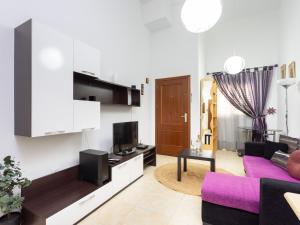 a living room with a couch and a tv at Trip Puertito Pescadores in Puertito de Güímar