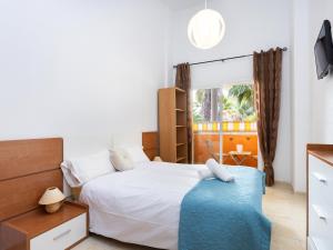 a bedroom with a bed and a window at Trip Puertito Pescadores in Puertito de Güímar