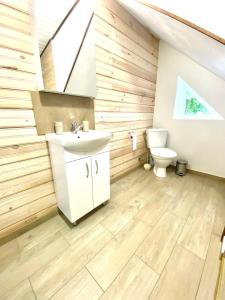 La salle de bains est pourvue d'un lavabo et de toilettes. dans l'établissement Skiemonių Dvaras, à Skiemonys
