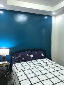 Un dormitorio con una pared azul y una cama en Rainiers Private Resort house has 2 rooms 2 huts total of 5 rooms, 