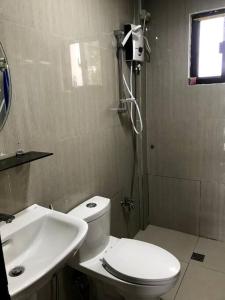 Rainiers Private Resort house has 2 rooms 2 huts total of 5 rooms tesisinde bir banyo