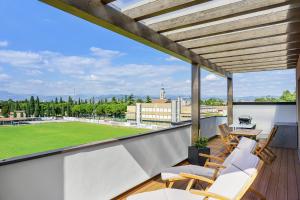a balcony with a view of a baseball field at Appartamento VITTORIA in Verona
