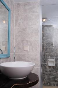 Villa Kaktus 2 في كاس: حمام مع حوض أبيض ودش