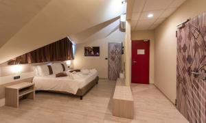 Best Quality Hotel La Darsena في مونكالييري: غرفة نوم بسرير وباب احمر