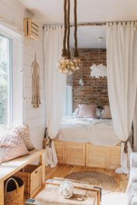 Ένα ή περισσότερα κρεβάτια σε δωμάτιο στο Domek w drzewach w Siedlisku Polanka